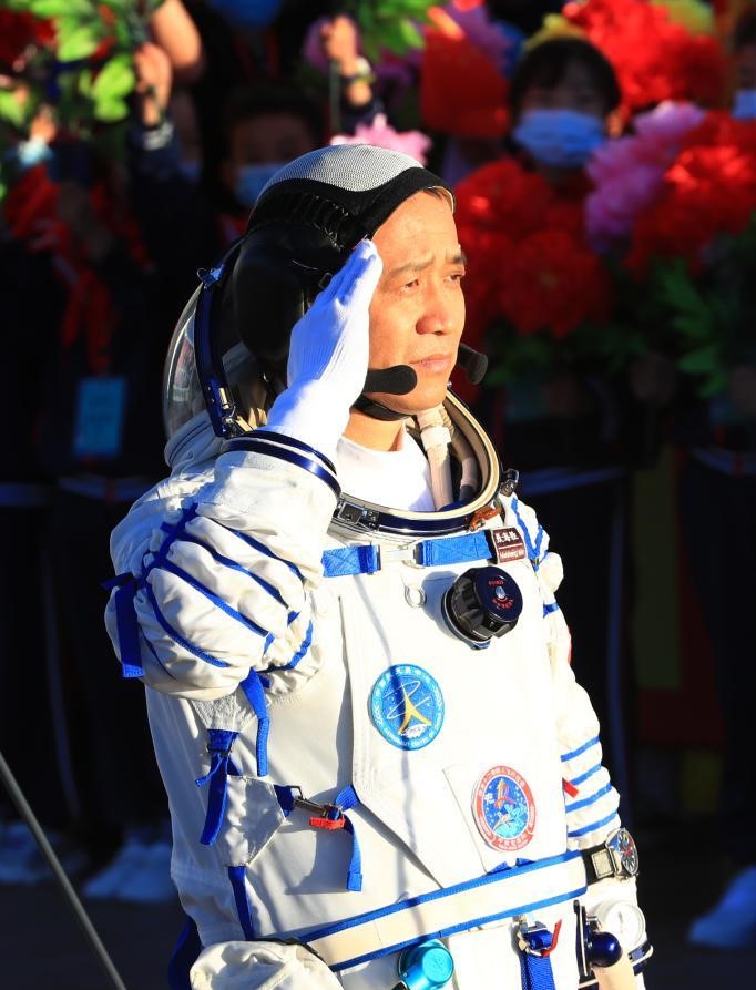 2021年6月17日，神舟十二号航天员出征仪式在酒泉卫星发射中心举行。这是航天员聂海胜在出征仪式上敬礼。新华社记者 琚振华 摄 