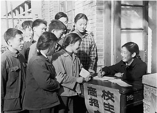 1977年恢复高考第一年,南京西岗果牧场的知青在报名高考(刘善文 供图)