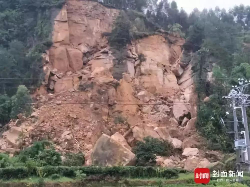 滑移式崩塌初始于滑坡,当滑体脱离滑床后,以高速翻滚的方式跌人河床