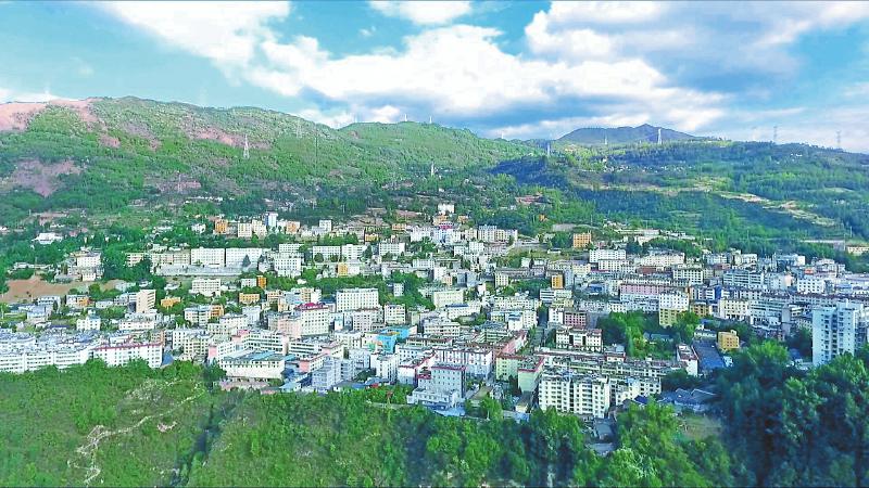 截至2020年底,昭觉县191个贫困村全部退出,22217户102347名贫困人口