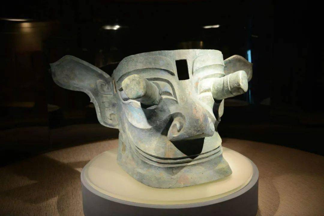 三星堆博物馆中的蜀王蚕丛面具(图片来自网络)