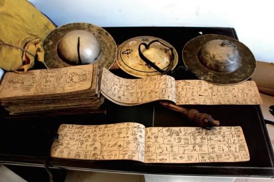 东巴经书与法器