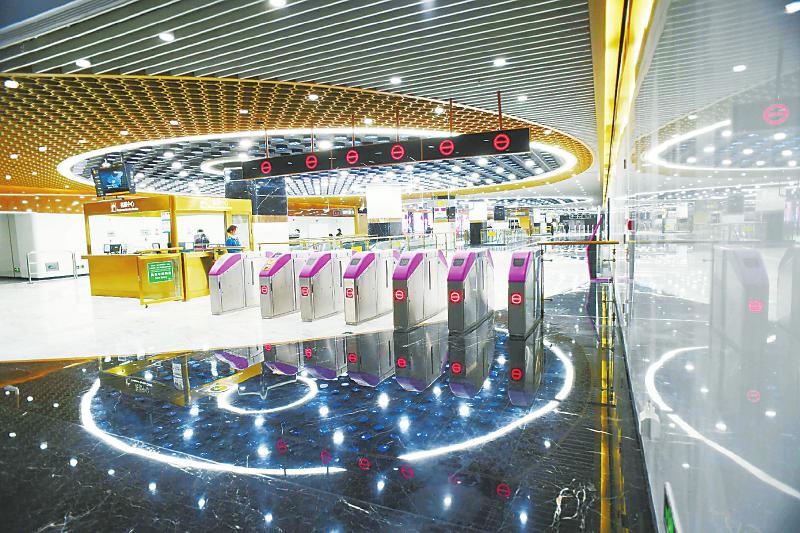 地铁5号线青羊宫站车站顶上不断变幻的灯光秀,科技感十足.