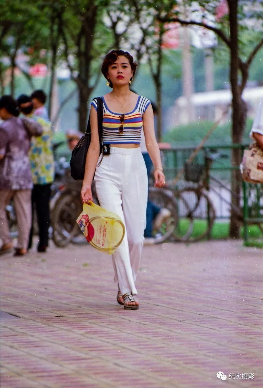 1996年 胸口别墨镜,腰间别传呼机,穿着露腰装,在当时比较时尚.