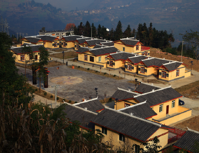 石棉县回隆镇农村垃圾分类点靓彝寨幸福新生活