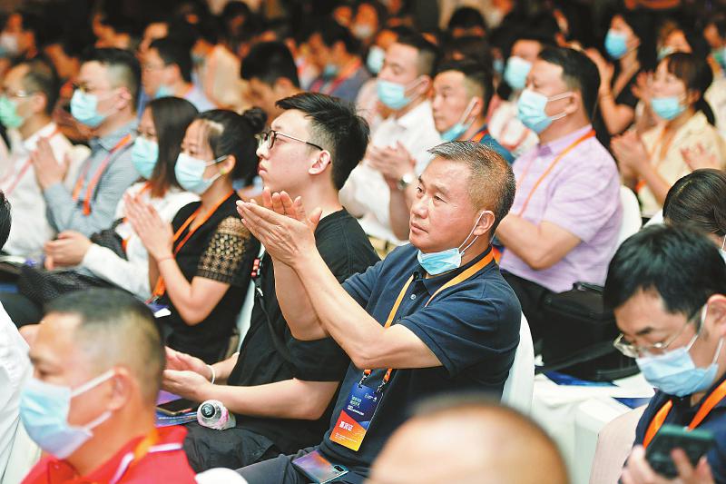 2020中国数字经济投融资"云路演"现场,观众为嘉宾的精彩演讲鼓掌