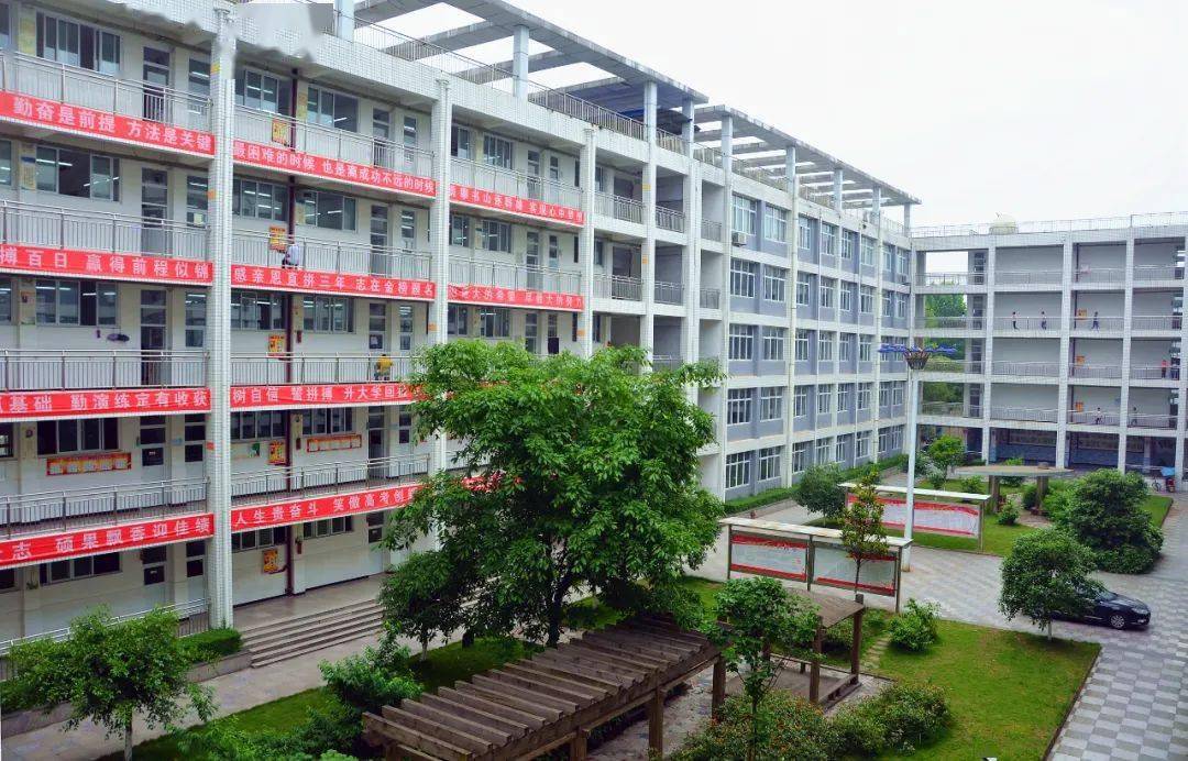 今日营山中学教学楼(杨明强 摄)