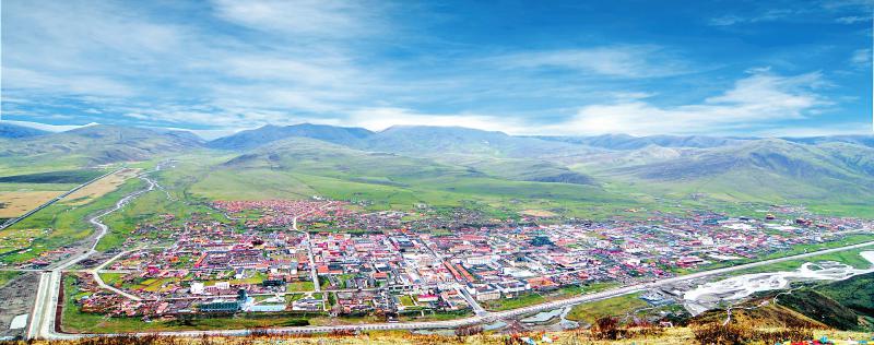 色达县城全景. (色达县委宣传部供图)