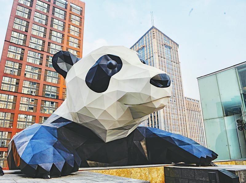 成都ifs的熊猫爬墙造型.