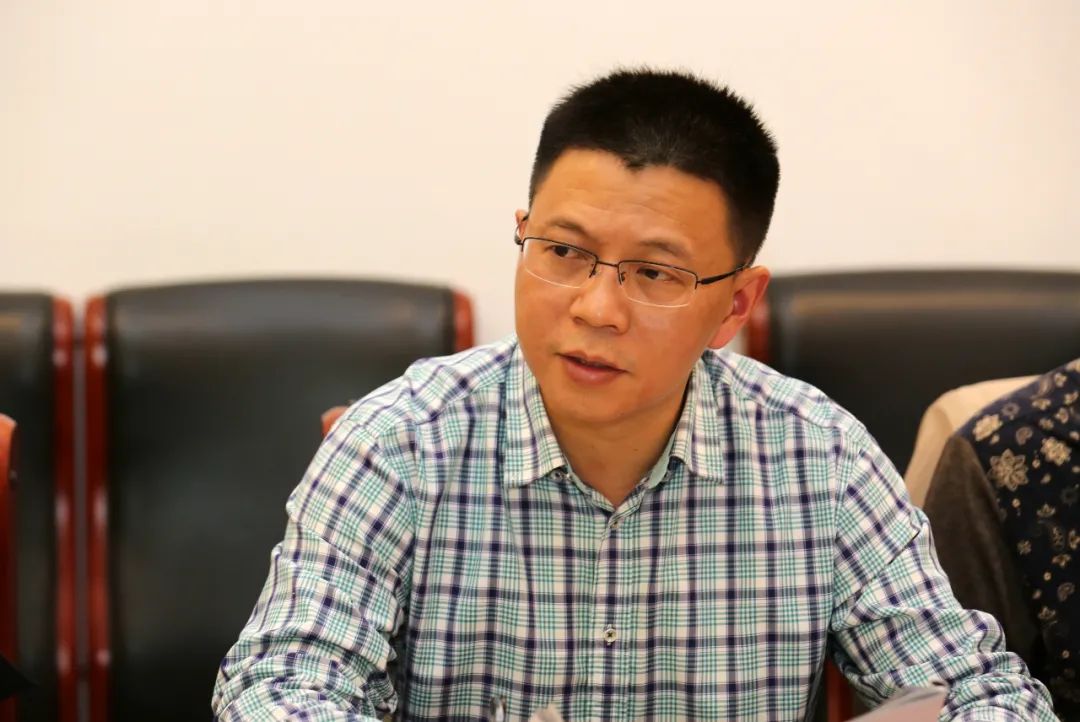 德阳市委党史研究室(德阳市地方志办公室)副主任赖军在座谈会上发言