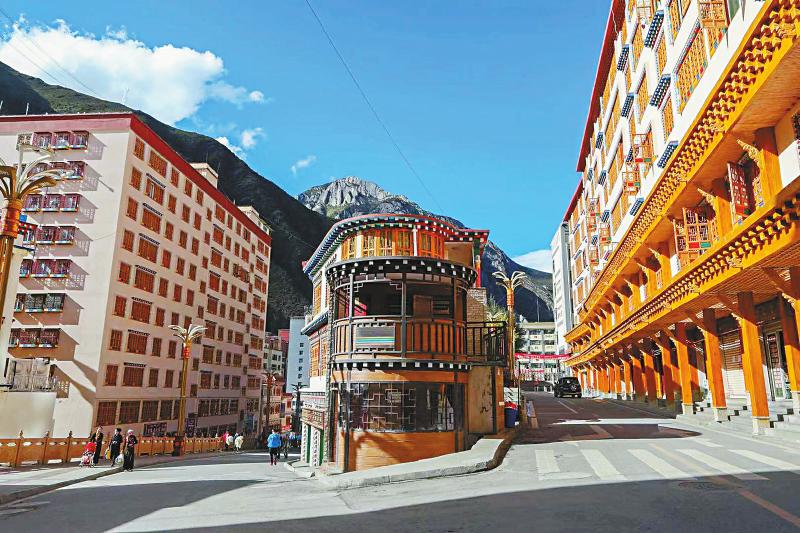 成都高新区援建的德格县城主干道格萨尔大街风貌改造项目.