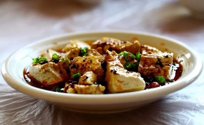 剑门豆腐以剑门山区砾岩油沙石土出产的黄豆为原料,使用来自剑门七十