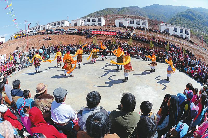 近日,甘孜州得荣县白松乡同归村,藏族群众聚集在一起庆祝搬迁新居.