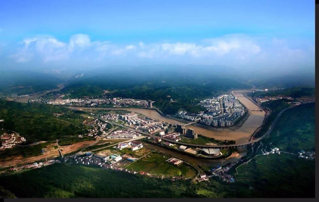 群山环抱,江水悠悠,蓝天下的剑阁县城全貌(图片来自网络)