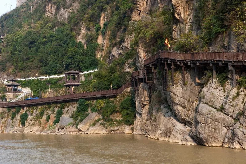 众所周知,李白向往皇城.其位置与蜀道东北端之西安,直线距离不足千里.