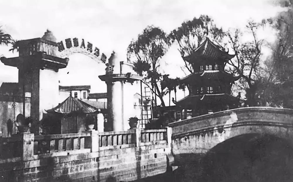 1960年代,成都劳动人民文化宫.1960年代,成都东门大桥.