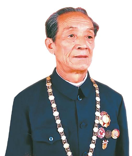 柴云振给官兵们讲述当时的战斗故事.