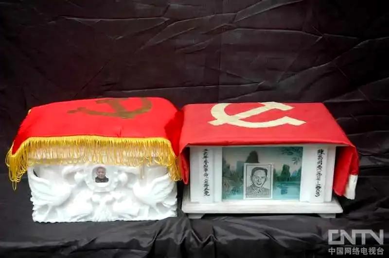 陈昌和何妨的骨灰盒双双覆盖党旗,安葬在乐山人民公墓(图片来源:中国