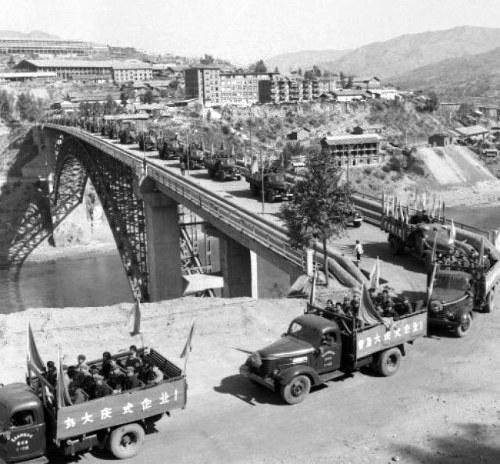 攀枝花建设者正在进行"干打垒".杨桂兰老照片.