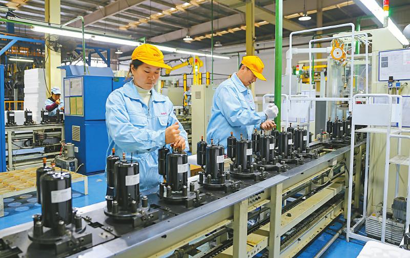 工人正在海立电器150万台空调变频压缩机生产线上生产.