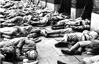 上海画家创作的木刻画:《解放军到,老百姓笑》1949年解放军入城纪律