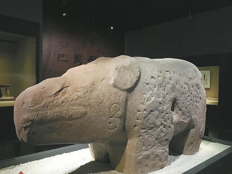 在天府广场考古出土的石犀,如今已是成都博物馆的网红文物,镇馆之宝.