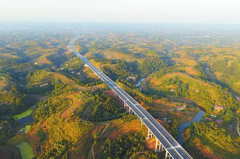 汉巴南铁路嘉陵江特大桥建设现场.出川通道攀大高速.