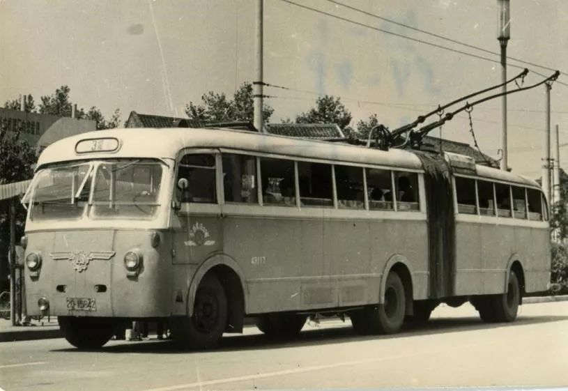 成都第一条无轨电车线路开通