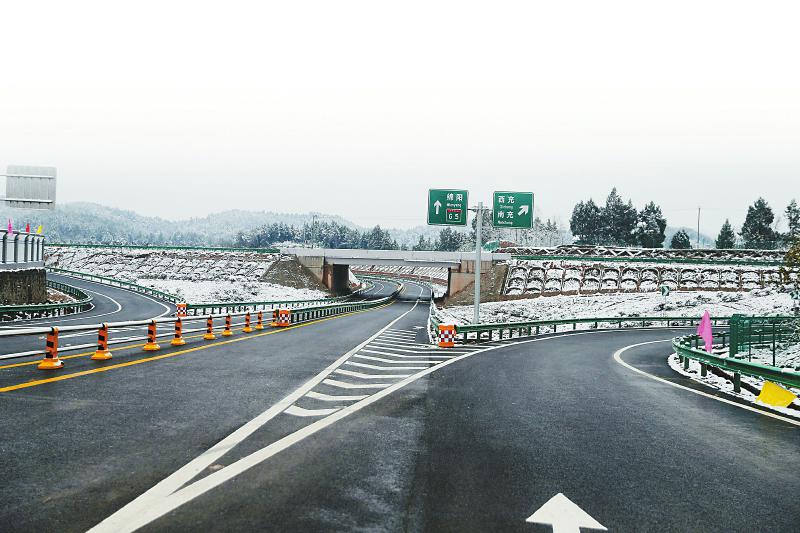 绵西高速入口. 蒲滔 摄