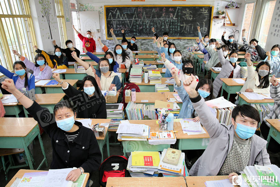 蓬安县第二中学高三学生在教室上课.