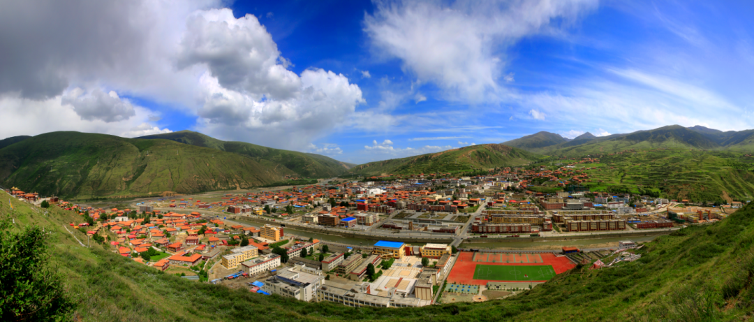 炉霍全景(杨孝康 摄,图片来源:炉霍县人民政府网)