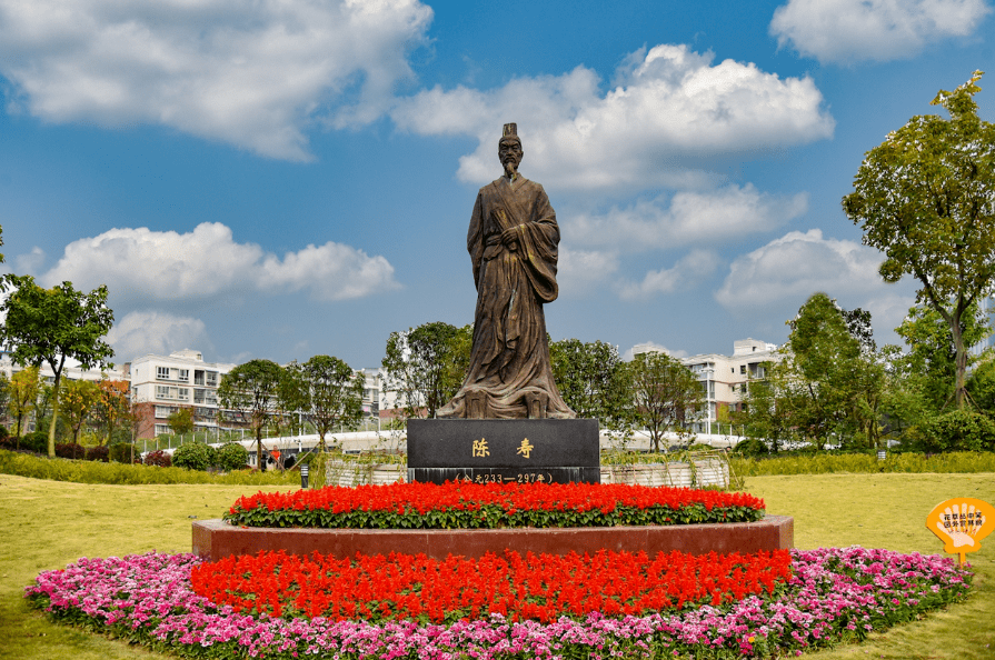 南充市嘉陵区陈寿塑像