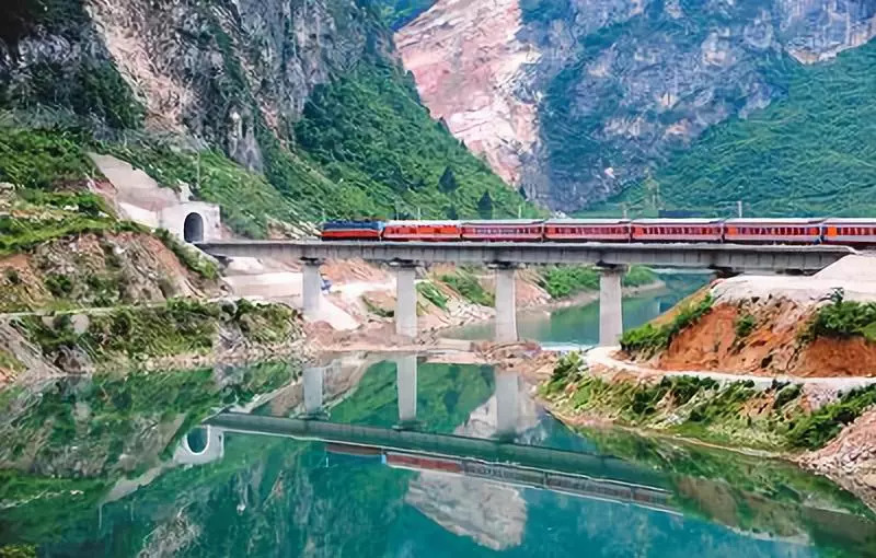 2009年5月8日,一列运行中的旅客列车通过宝成铁路109隧道(图片来自