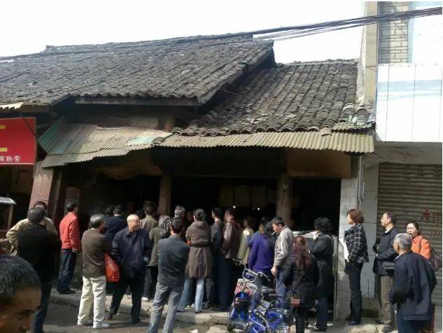 天回镇老街拆了,据说是要按照《死水微澜》里的样子重修,但愿"新修的