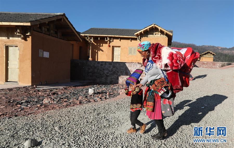 “飞针走线”“绣”出小康画卷——四川落实习近平总书记全国两会重要讲话精神纪实