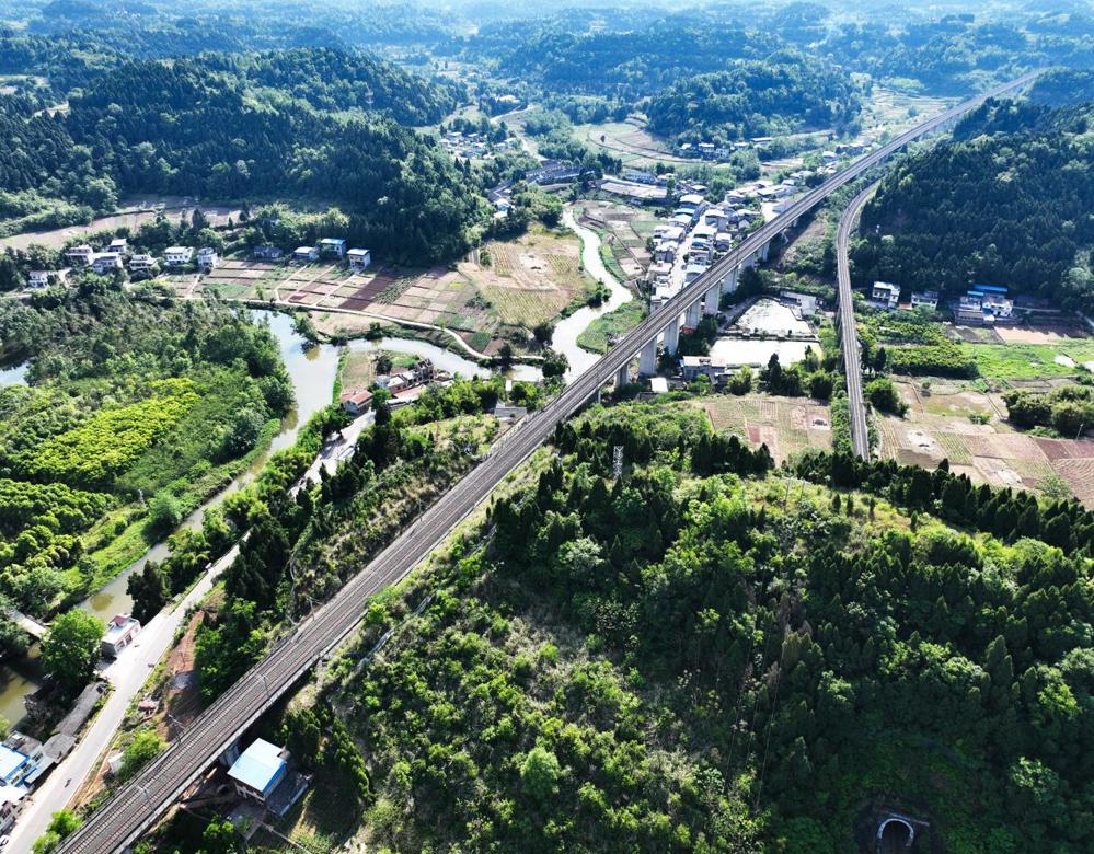 009-成渝复线铁路（左）成达铁路（右）