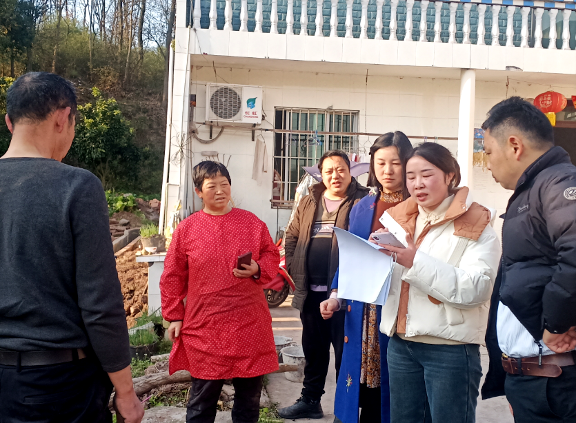 3月6日,泸州丰睿达劳务专合社劳务经纪人田德燕(右二)在泸县云锦镇冯石村摸排零散劳动力务工意愿。