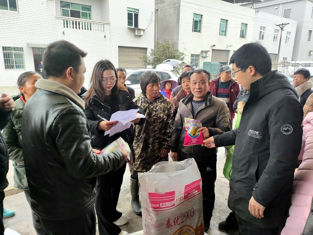 3月7日,四川民鑫劳务专合社劳务经纪人童福梅(左二)在泸县龙阴沟村二组免费发放谷种和地膜。