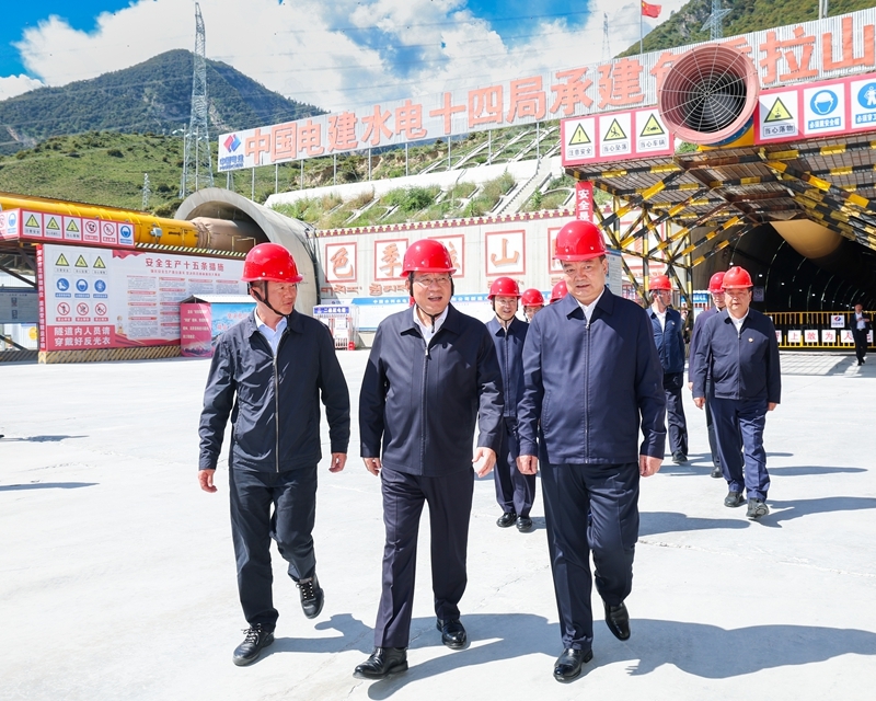 李强在西藏调研时强调
高质量实施国家重大工程项目
推动经济社会发展 增进各族人民福祉「相关图片」