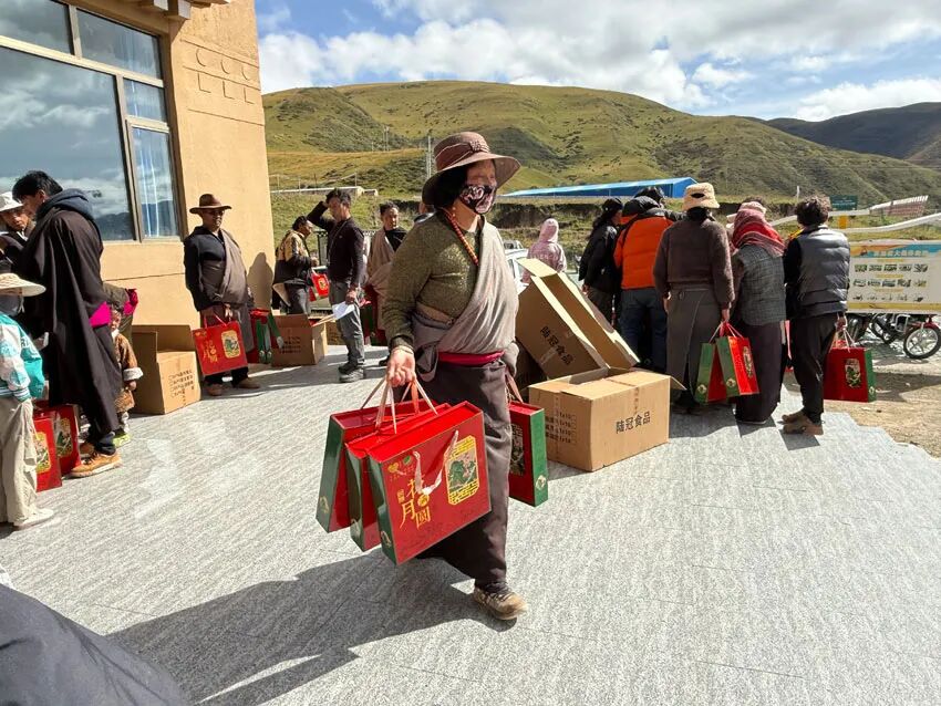 村民分到了月饼。邹凌爱心团队供图