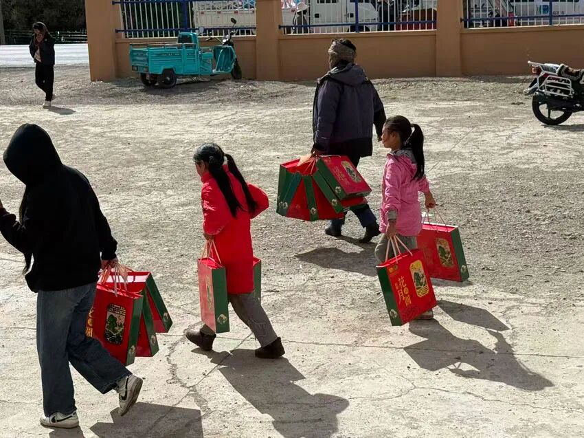 小朋友也拿到了月饼。邹凌爱心团队供图