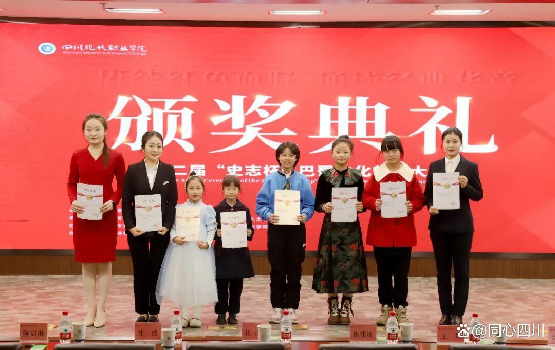 获奖选手代表合影留念