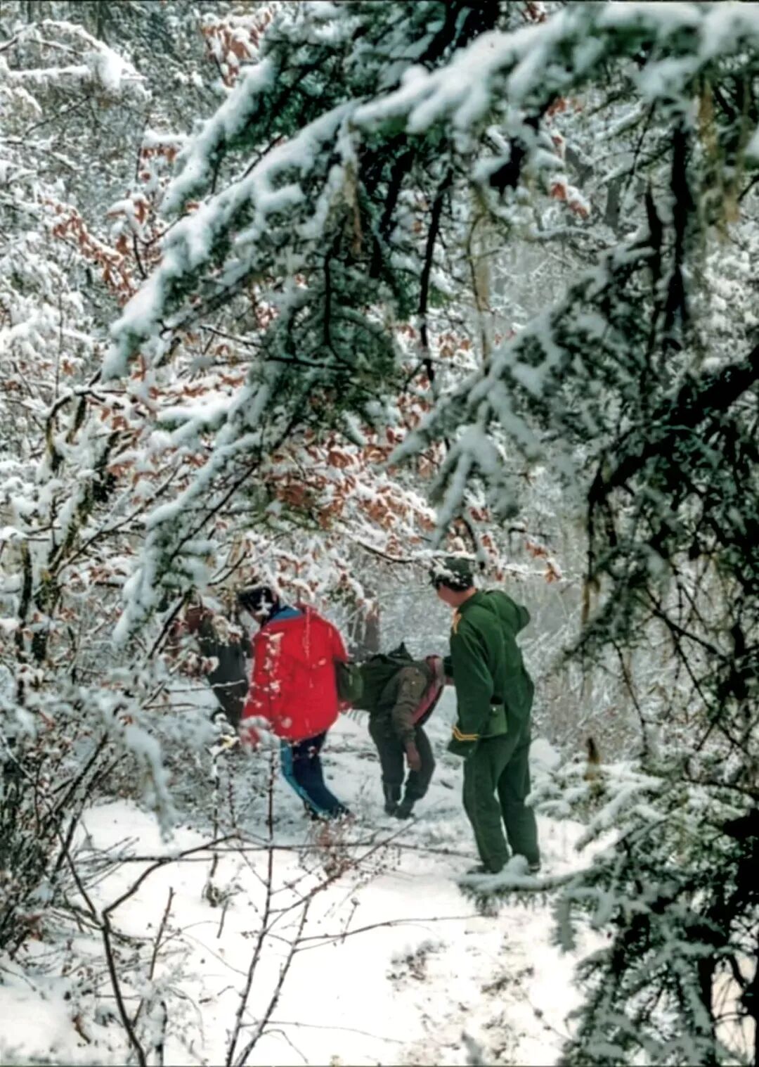 漂流队员踏勘途中（张国宪 供图）.jpg
