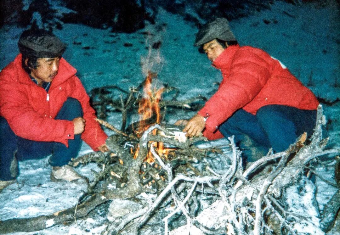 赴叶巴途中，何平（左）、颜柯在雪地燃起篝火准备宿营（张国宪 供图）.jpg