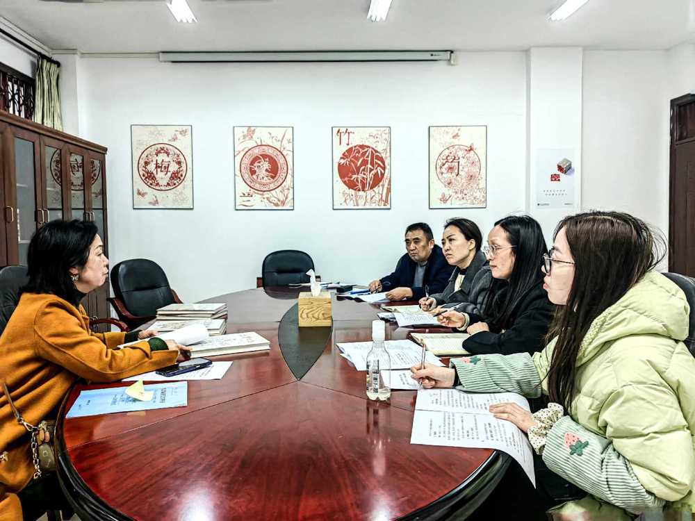 方志工作人员拜访西南民大文博研究院院长。四川省地方志办供图