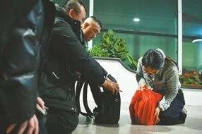 【中华文化】不让思念成为遗恨 “九零后”川妹子跨越海峡 带老兵回家