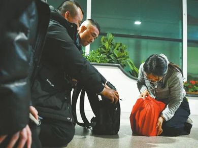 【中华文化】不让思念成为遗恨 “九零后”川妹子跨越海峡 带老兵回家