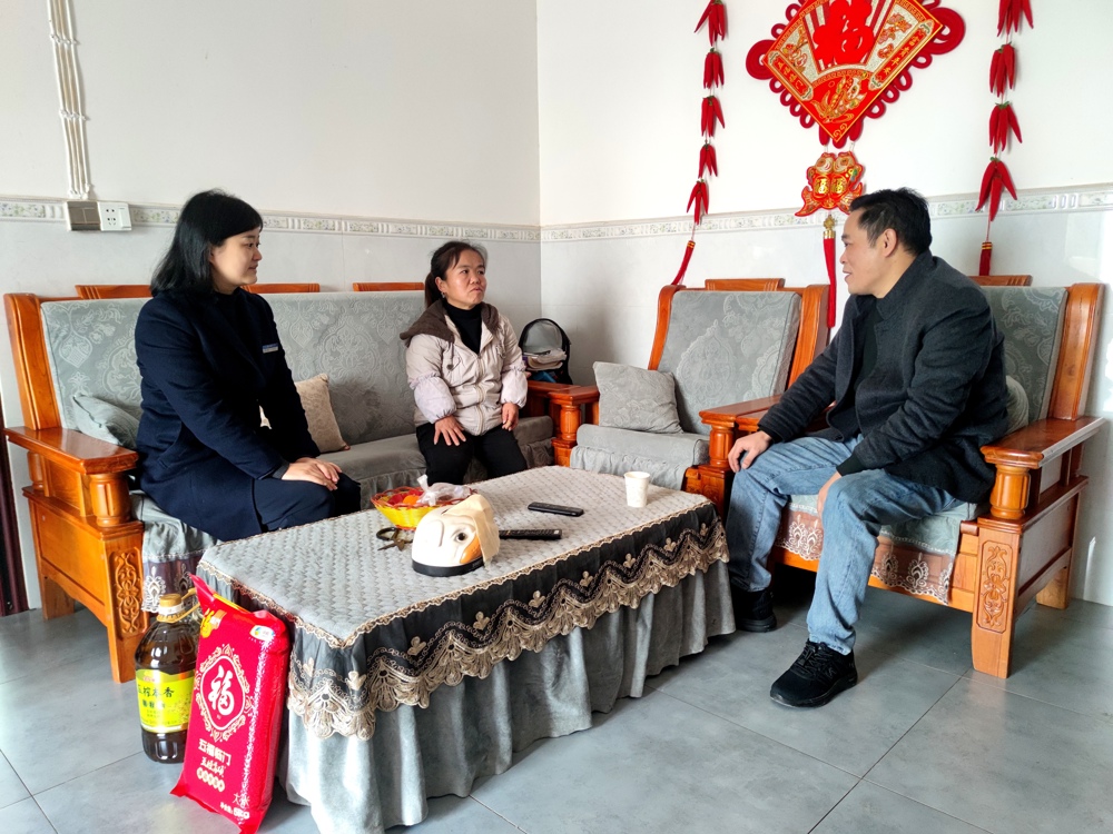 慰问组一行在泸县方洞镇宋田村5组王大姐家开展走访慰问