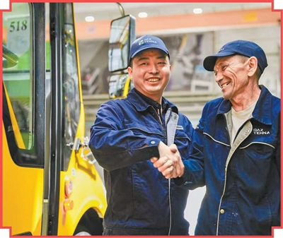 新春生产的新能源客车下线