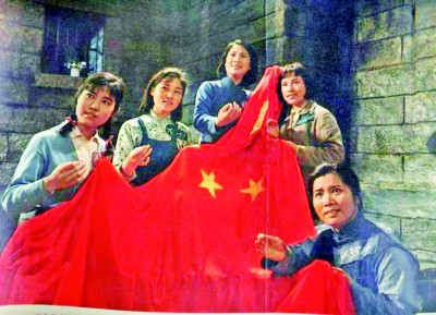 红梅盛绽红岩魂 一片丹心向阳开 红梅盛绽红岩魂 一片丹心向阳开